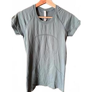 Women’s Lululemon Short Sleeve Shirt Sz 6